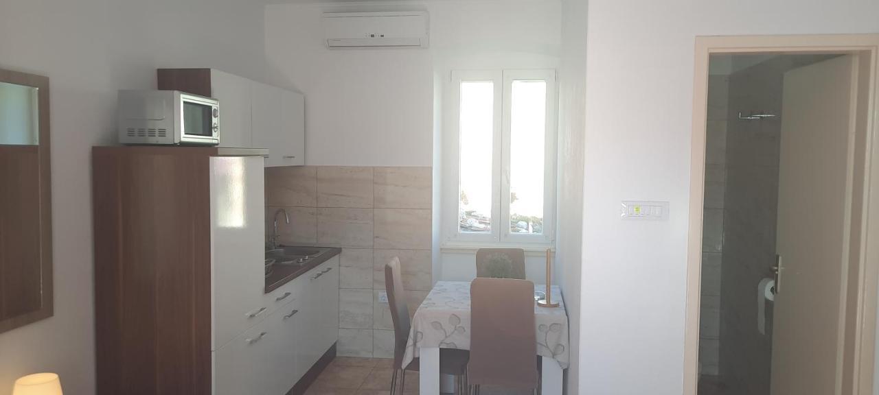 Apartments Villa Beba Komiza Exterior photo